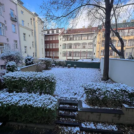 Cozy Garden Apartment In The Heart Of Praha Exteriér fotografie